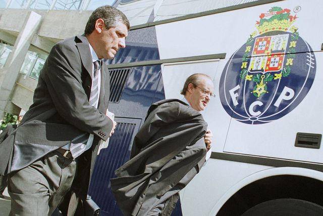 Fernando Santos a caminhar ao lado de Pinto da Costa