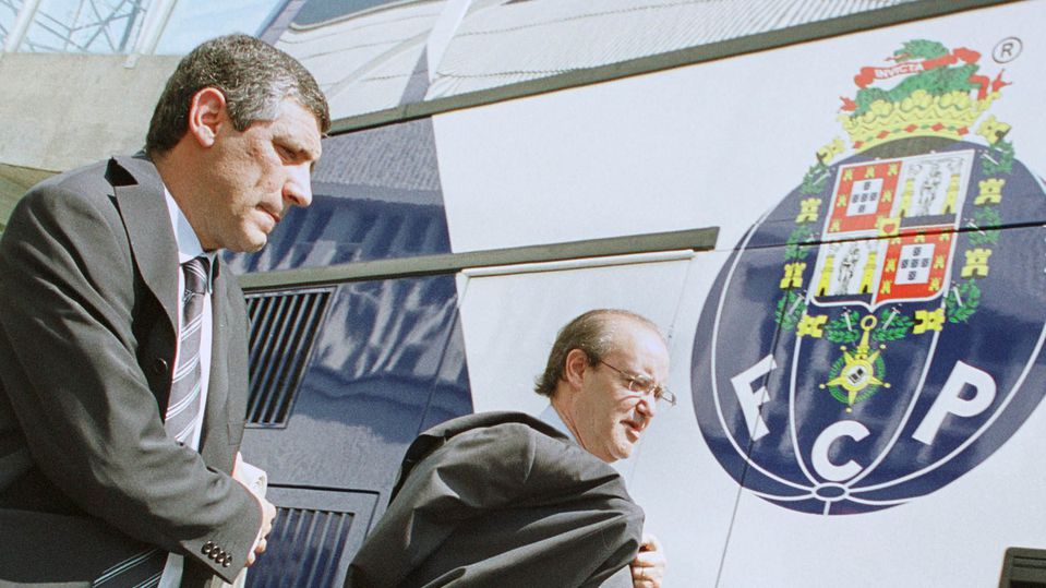 Fernando Santos a caminhar ao lado de Pinto da Costa
