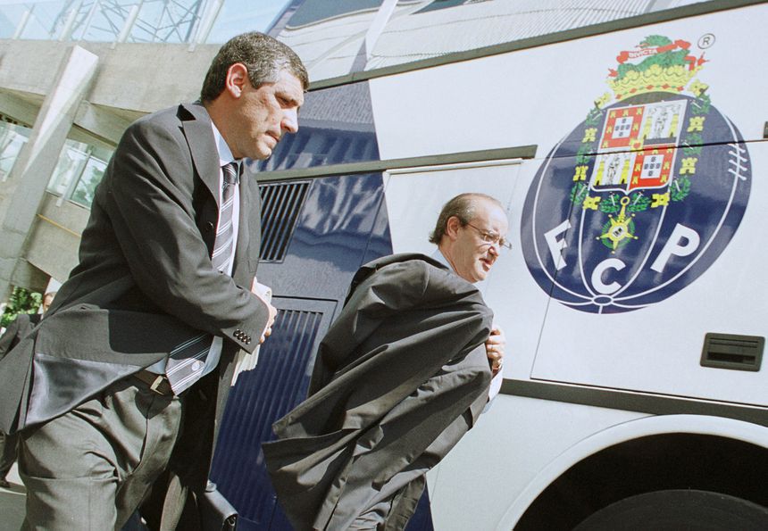 Fernando Santos a caminhar ao lado de Pinto da Costa