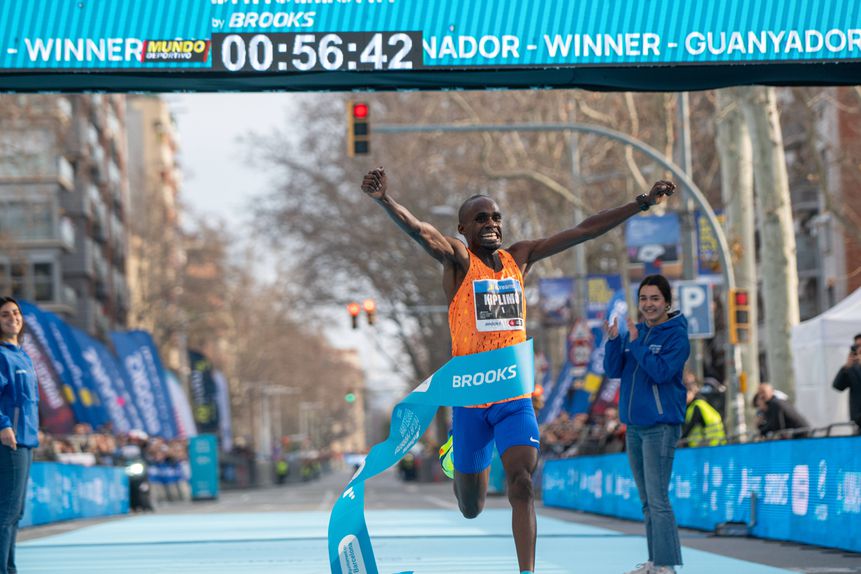 Jacob Kiplimo, do Uganda, fez história ao correr a meia maratona em menos de 57 minutos