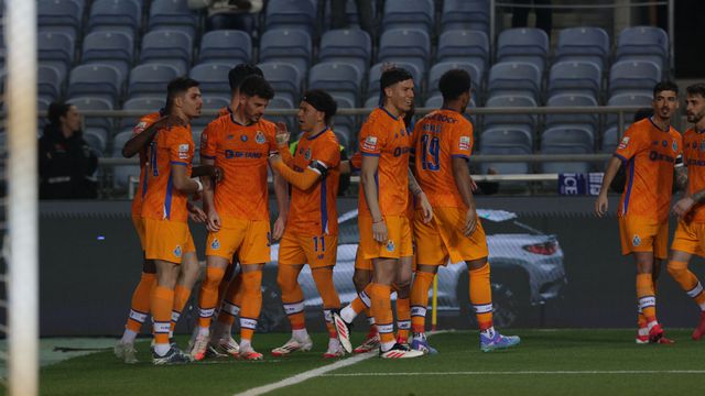 Jogadores do FC Porto a celebrarem o golo de Francisco Moura ao Farense