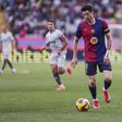 Robert Lewandowski, camisola 9 do Barcelona (que nesta noite de segunda-feira recebe o Rayo Vallecano para La Liga), tem a bola controlada (em jogo contra o Alavés)