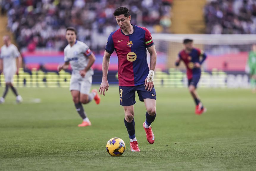 Robert Lewandowski, camisola 9 do Barcelona (que nesta noite de segunda-feira recebe o Rayo Vallecano para La Liga), tem a bola controlada (em jogo contra o Alavés)