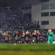 Jogadores do SC Braga agradecem apoio dos seus adeptos no dérbi com o Vitória, em Guimarães (foto: HUGO DELGADO/LUSA)