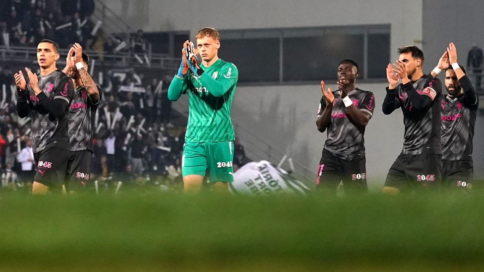 Jogadores do SC Braga agradecem apoio dos seus adeptos no dérbi com o Vitória, em Guimarães (foto: HUGO DELGADO/LUSA)