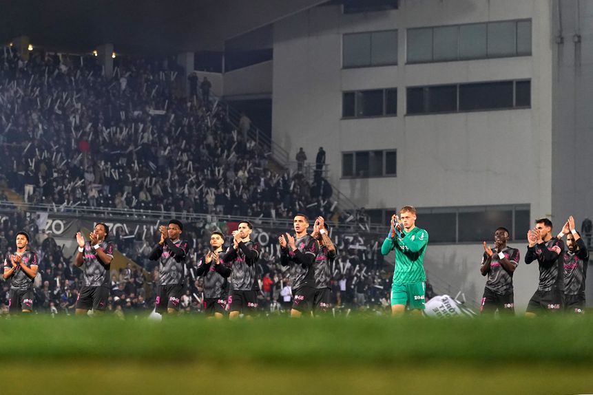 Jogadores do SC Braga agradecem apoio dos seus adeptos no dérbi com o Vitória, em Guimarães (foto: HUGO DELGADO/LUSA)