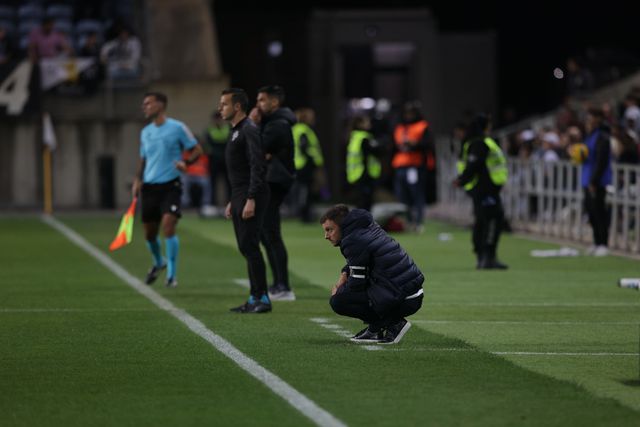 Martín Anselmi atento ao que se passa no jogo entre Farense e FC Porto