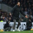 Ruben Amorim grita com os jogadores do Manchester United durante o jogo com o tottenham