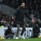 Ruben Amorim grita com os jogadores do Manchester United durante o jogo com o tottenham