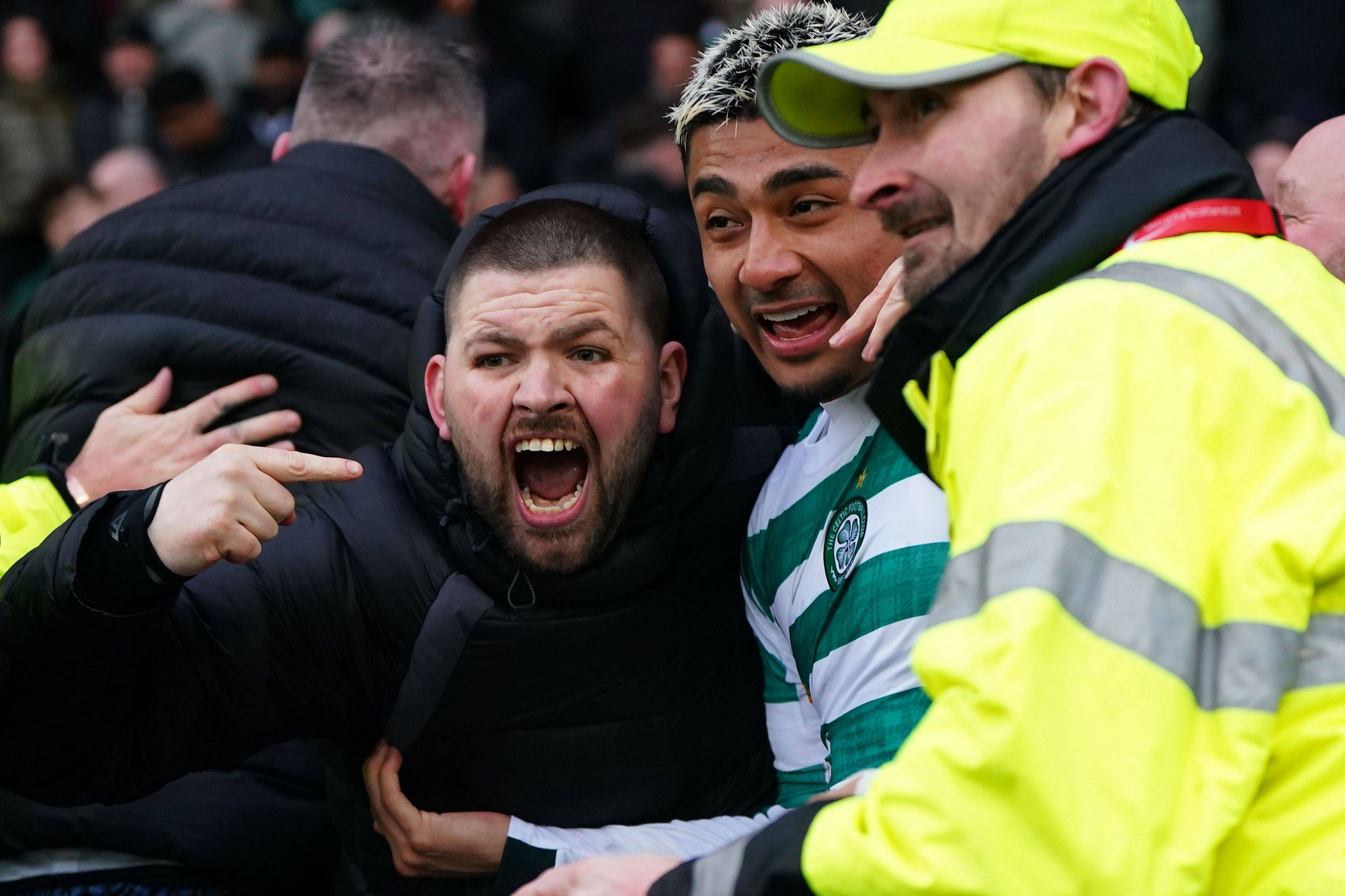 Julian Araujo durante os festejos com os adeptos do Celtic nas bancadas