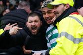 Julian Araujo durante os festejos com os adeptos do Celtic nas bancadas
