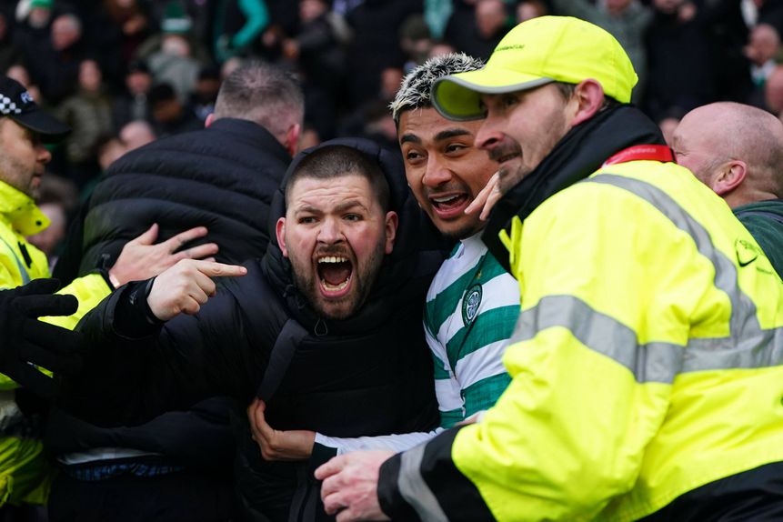 Julian Araujo durante os festejos com os adeptos do Celtic nas bancadas