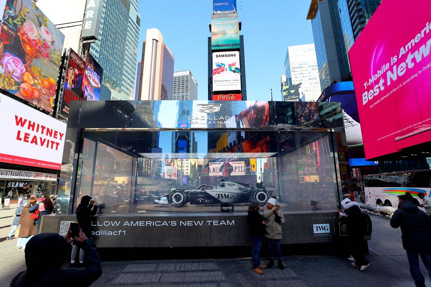 Carro da Cadillac em Times Square, EUA