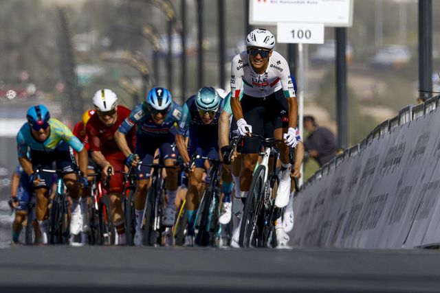 Isaac del Toro vence primeira etapa do UAE Tour e assume liderança