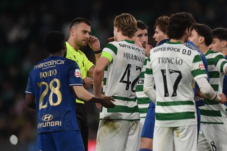 David Silva ouve as indicações do vídeoárbitro Vasco Santos (Foto Miguel Nunes)