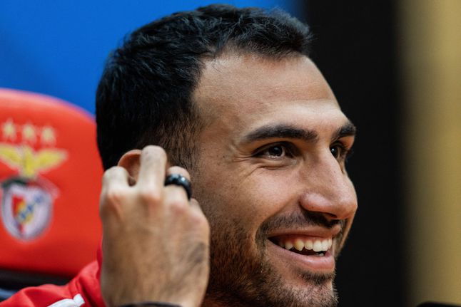 Pavlidis, avançado do Benfica, em conferência de imprensa