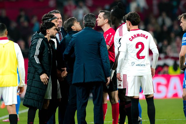 Treinador do Sevilha, Matías Almeyda, a confrontar o árbitro
