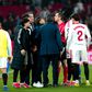Treinador do Sevilha, Matías Almeyda, a confrontar o árbitro