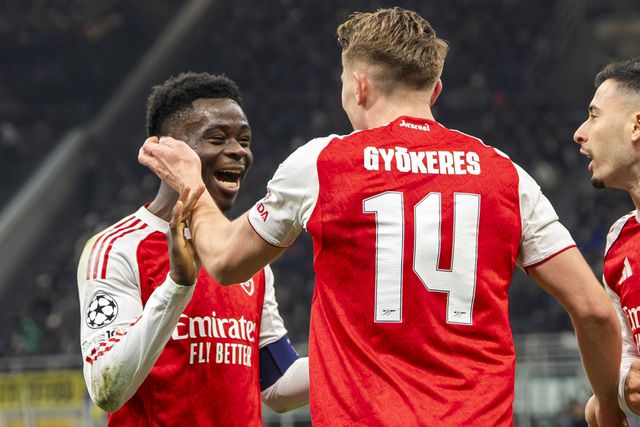 Viktor Gyokeres e Bukayo Saka a celebrar um golo do sueco pelo Arsenal