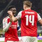 Viktor Gyokeres e Bukayo Saka a celebrar um golo do sueco pelo Arsenal