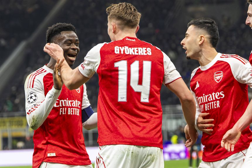 Viktor Gyokeres e Bukayo Saka a celebrar um golo do sueco pelo Arsenal