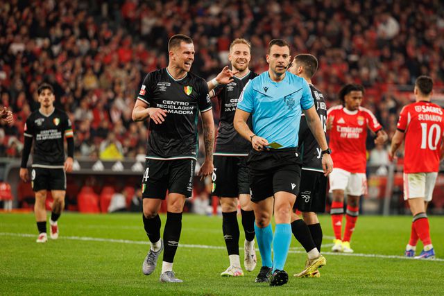 Camisola 14 dos estrelistas vai falhar o duelo com os auriverdes