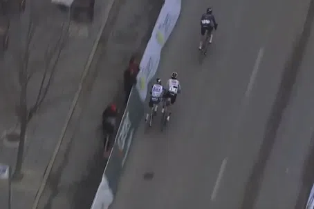 Van Gils fratura pélvis devido a queda provocada por Christen no final da Clássica Jaén