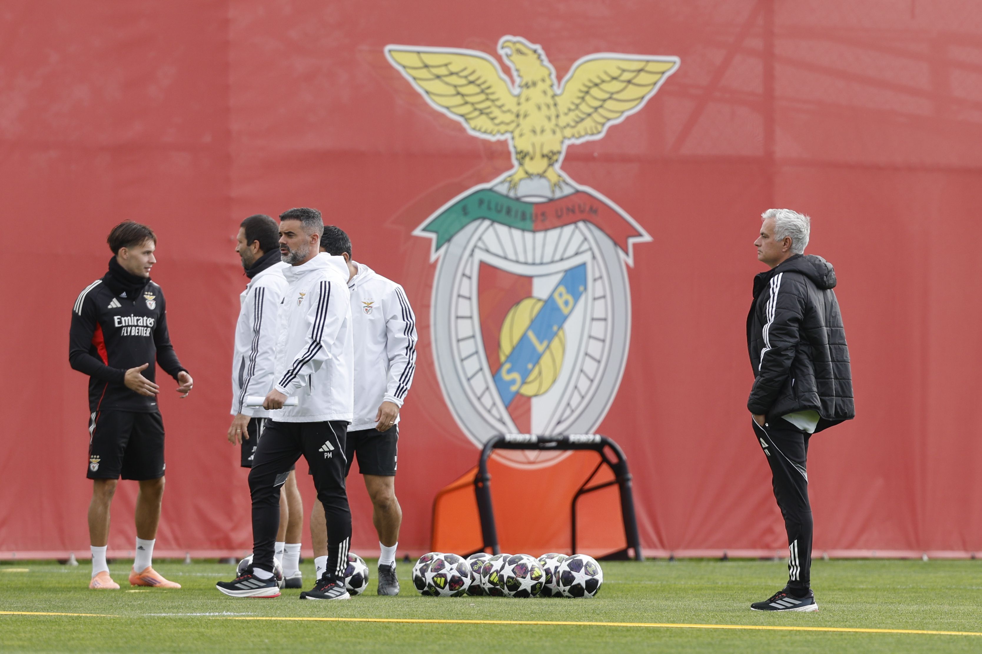 Mourinho atento ao último treino do Benfica antes do Real Madrid - Foto: António Pedro Santos/LUSA