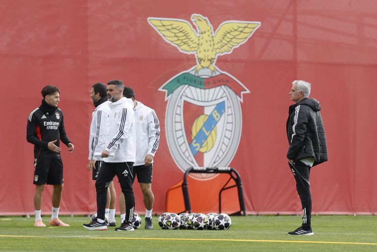 Mourinho atento ao último treino do Benfica antes do Real Madrid - Foto: António Pedro Santos/LUSA