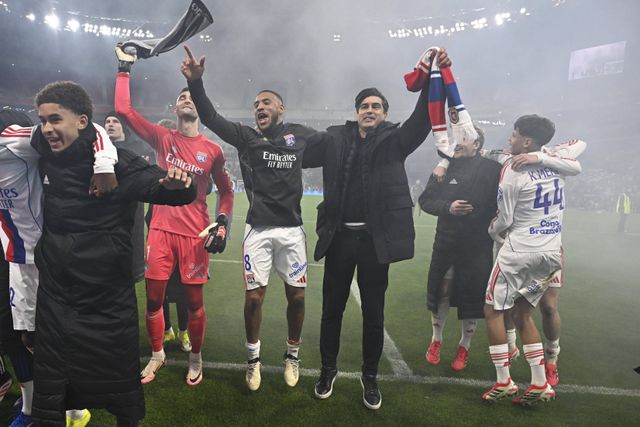 Tolisso, capitão do Lyon, aos saltos com o seu treinador, Paulo Fonseca