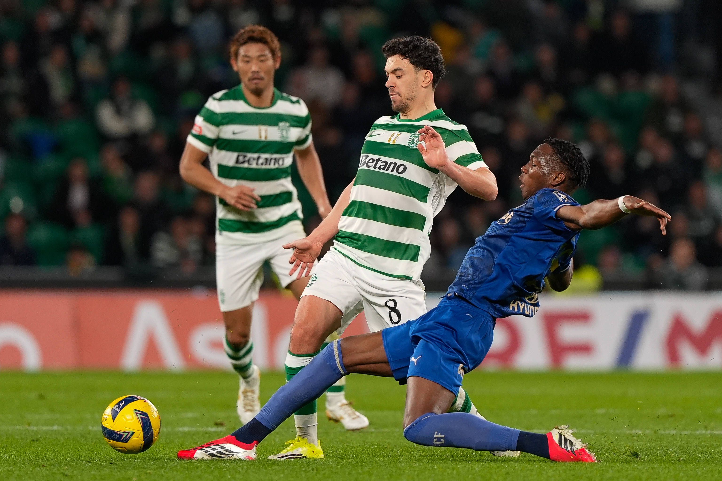 Defesa-central africano pegou de estaca na defensiva dos azuis e brancos do Minho