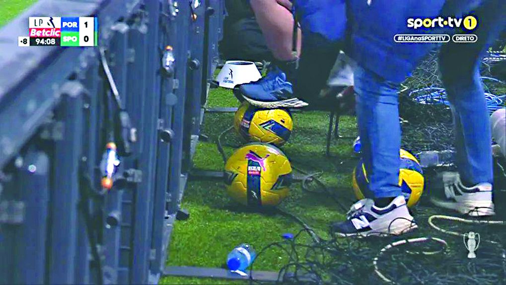 O último clássico entre FC Porto e Sporting foi fértil em situações lamentáveis - Foto: D. R.