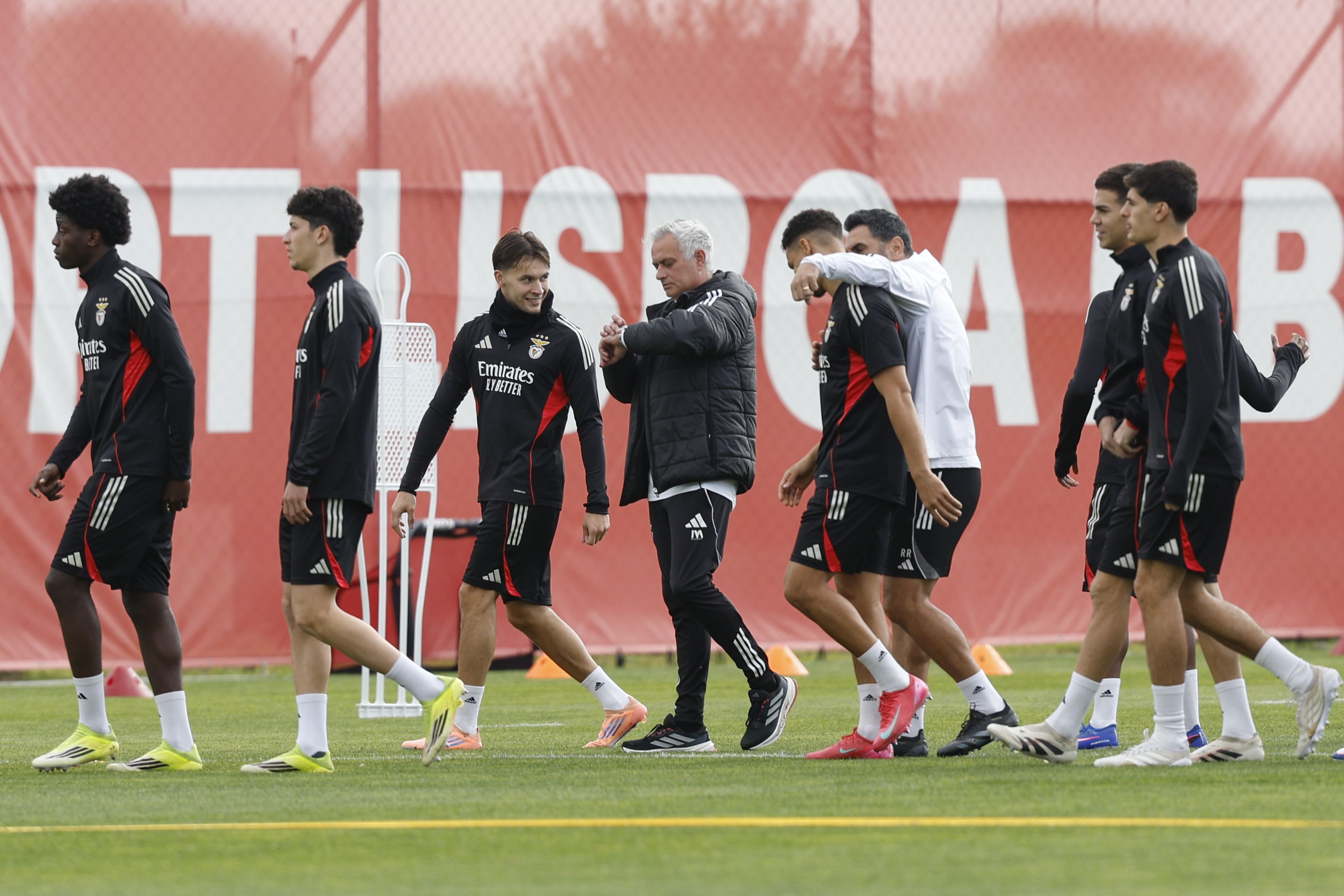 Mourinho no último treino do Benfica antes do Real Madrid - Foto: António Pedro Santos/LUSA