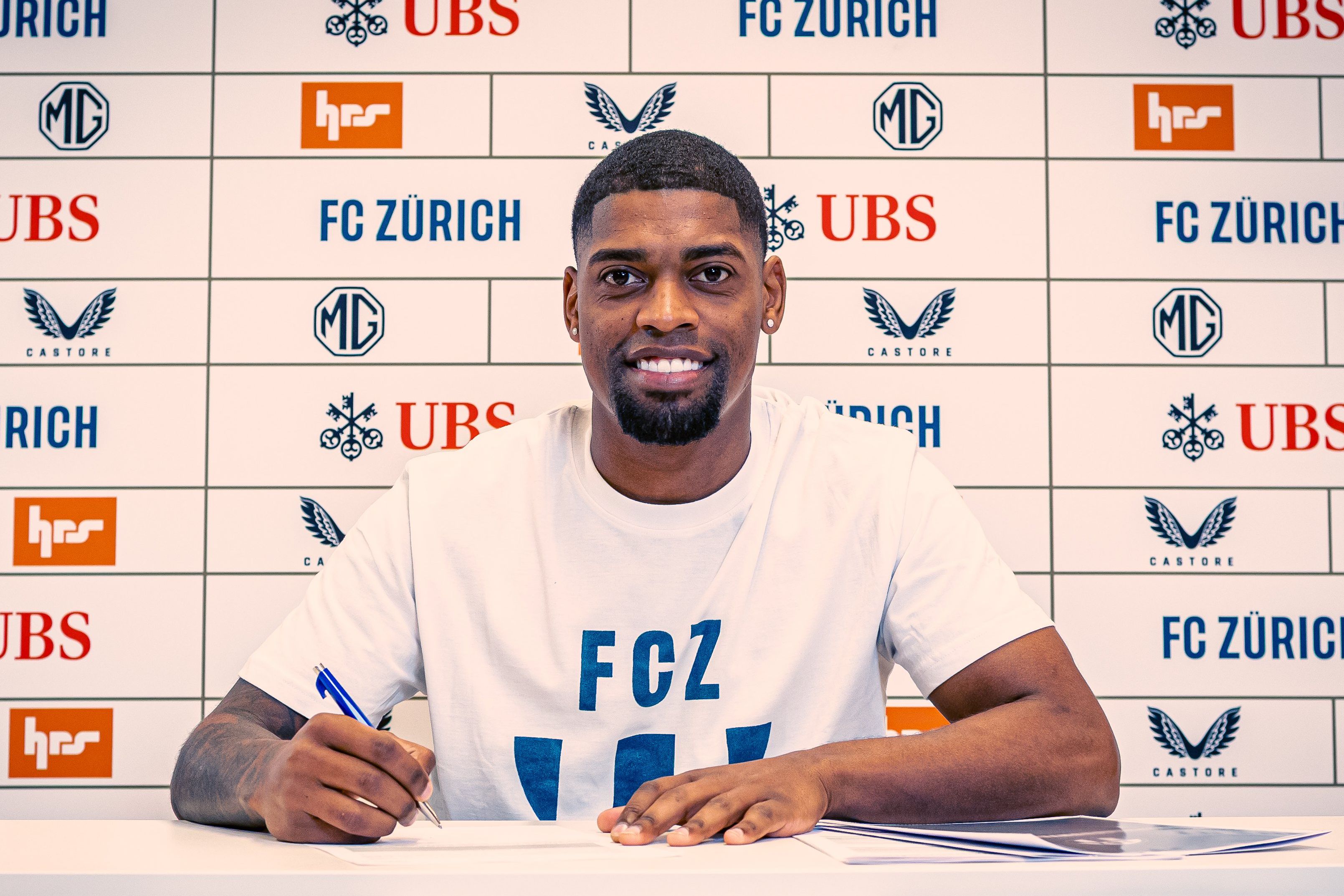 Ivan Cavaleiro a assinar contrato pelo Zurique - Foto: Zurique FC