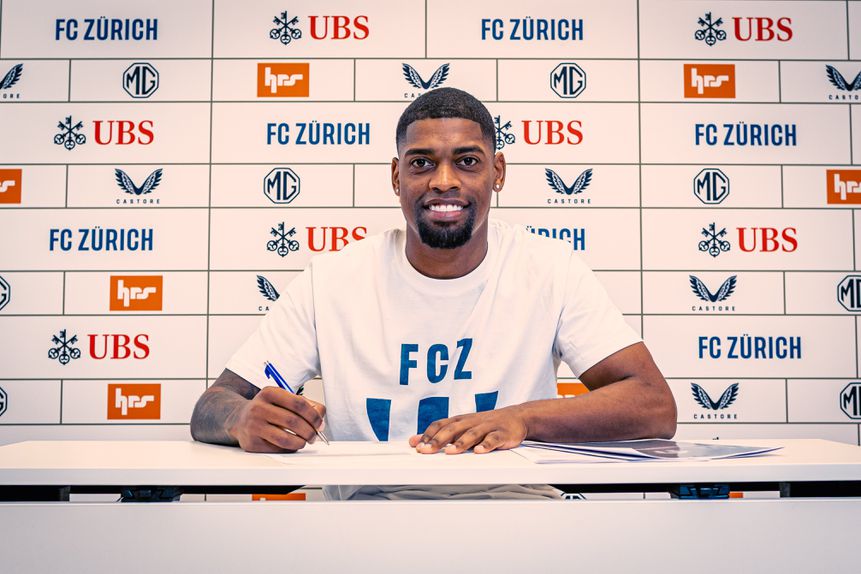 Ivan Cavaleiro a assinar contrato pelo Zurique - Foto: Zurique FC