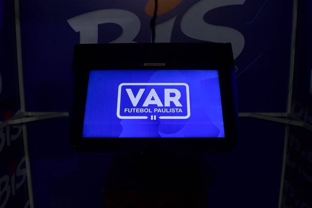 «Há uma dependência excessiva dos árbitros em relação ao VAR», diz Rooney