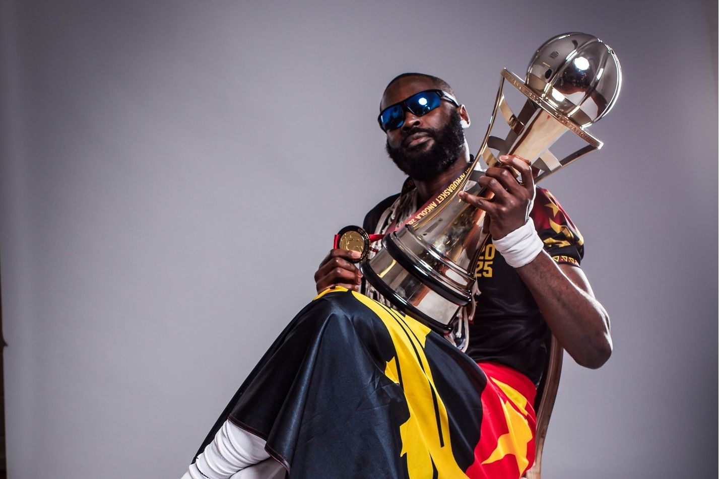 Aboubakar Gakou, poste da seleção angolana de basquetebol, com o troféu do Afrobasket