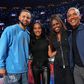 Barack Obama, com a mulher, Michele, a filha e a lenda Stephen Curry