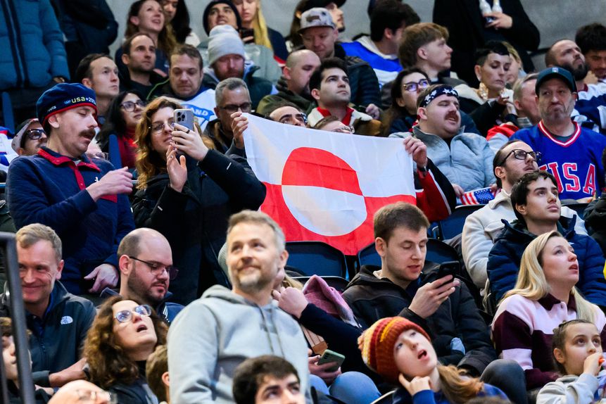 Bandeira da Gronelândia exibida nas bancadas
