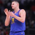 Vídeo: Jokic encesta até de cabeça