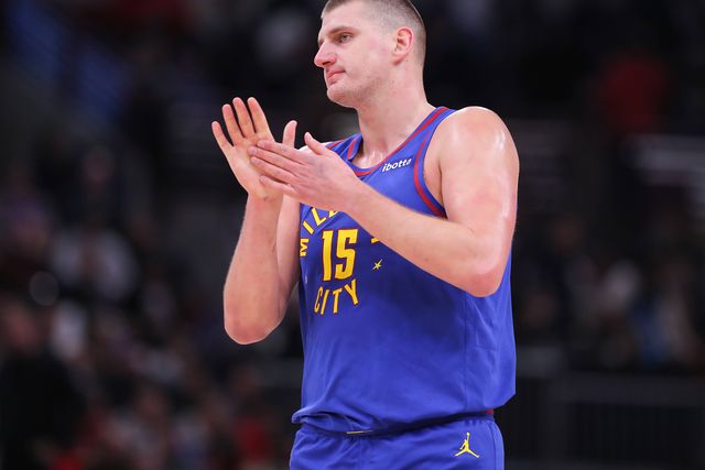 Vídeo: Jokic encesta até de cabeça