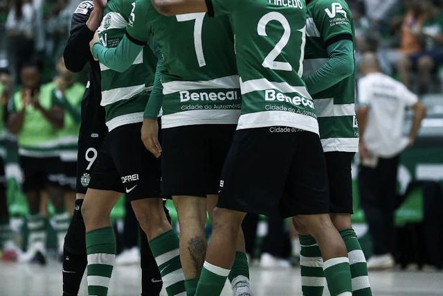 Sporting aplica sete em dérbi lisboeta e recoloca-se no topo