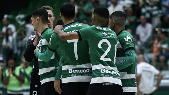 Sporting aplica sete em dérbi lisboeta e recoloca-se no topo