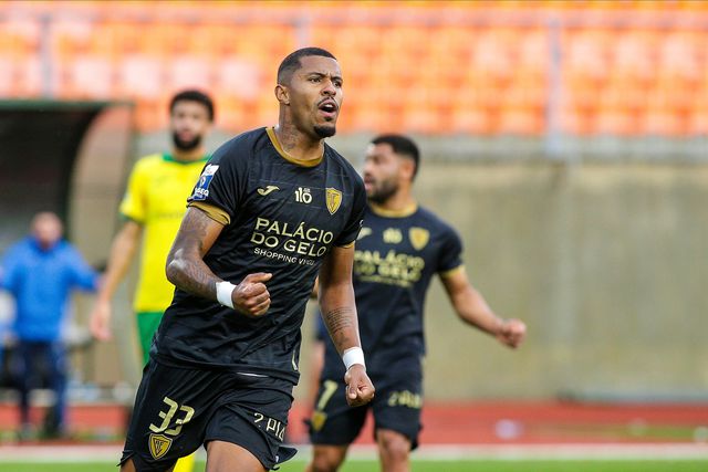 Penálti de Clóvis garante empate no Fontelo