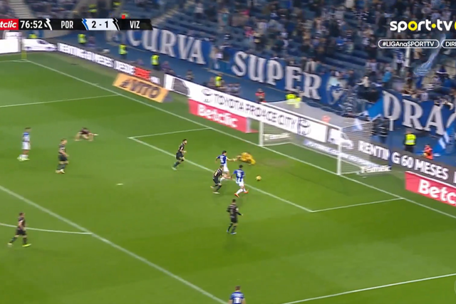 VÍDEO: Evanilson aparece na recarga e encosta para o terceiro do FC Porto