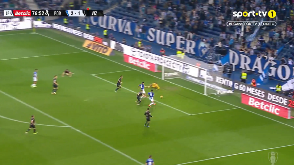 VÍDEO: Evanilson aparece na recarga e encosta para o terceiro do FC Porto