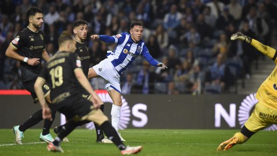 Pepê assina reviravolta do FC Porto frente ao Vizela (vídeo)