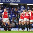 Chelsea-Arsenal começou atrasado por causa das meias e foi preciso improvisar