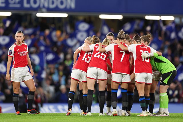 Chelsea-Arsenal começou atrasado por causa das meias e foi preciso improvisar