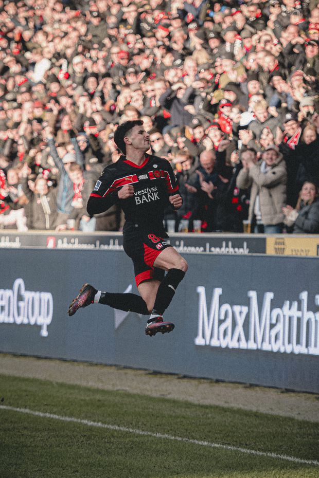 Dani Silva celebrou efusivamente (X- @fcmidtjylland)